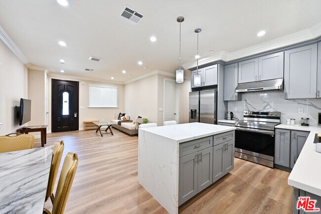 Building Photo - 2030 S Chapel Ave
