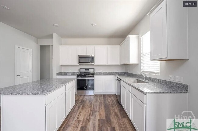 Building Photo - 186 Crosstown Ave