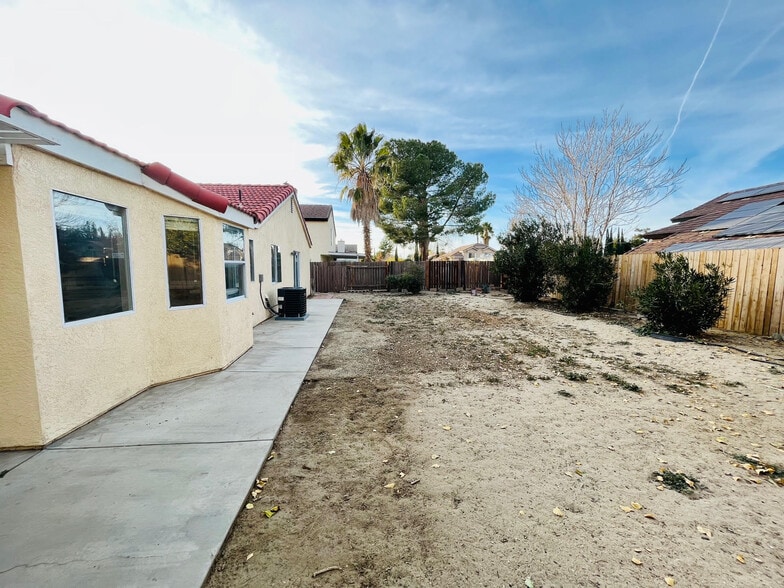 Building Photo - 5325 Adobe Dr