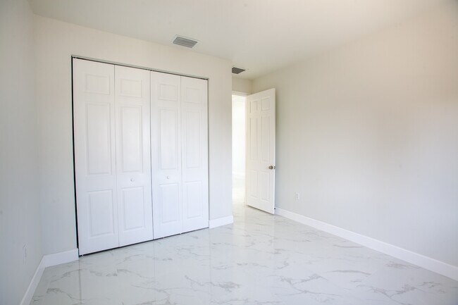 Building Photo - 1227 SE 3rd Ave