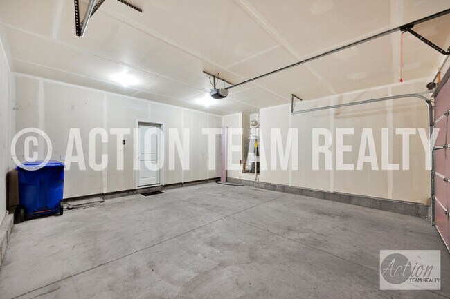 Building Photo - Single Family Home in Syracuse!