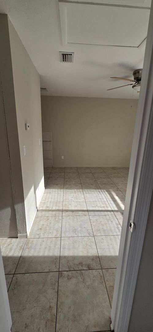 Building Photo - 2/1 Home in suberb location, pet friendly!