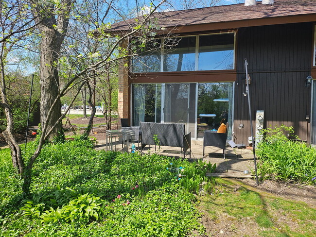 Building Photo - 5915 Meadow Dr
