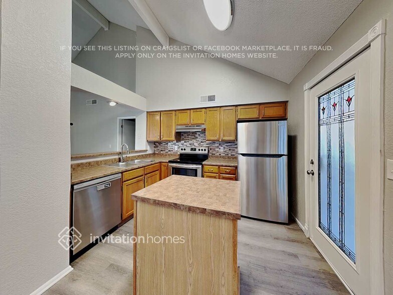 Building Photo - 2106 W Monona Dr