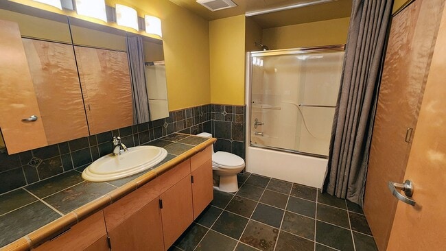 Building Photo - 416 NW 13th Ave