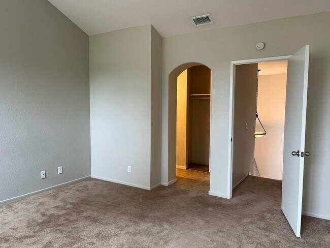 Building Photo - Charming end-unit home in Tamarack Point~ ...