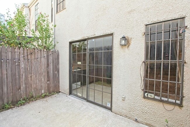 Building Photo - Dallas Townhome with Reserved Parking