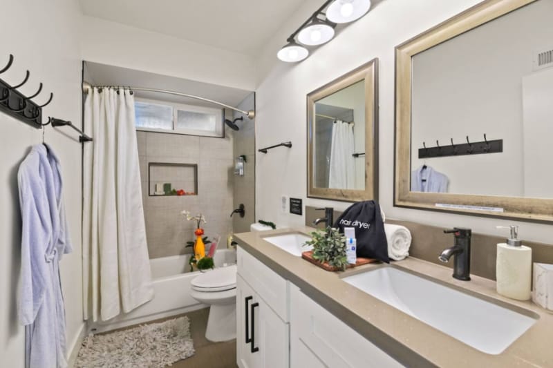 Building Photo - 6099 Scripps St