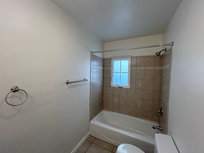 Building Photo - Updated Cottage in Banker's Hill