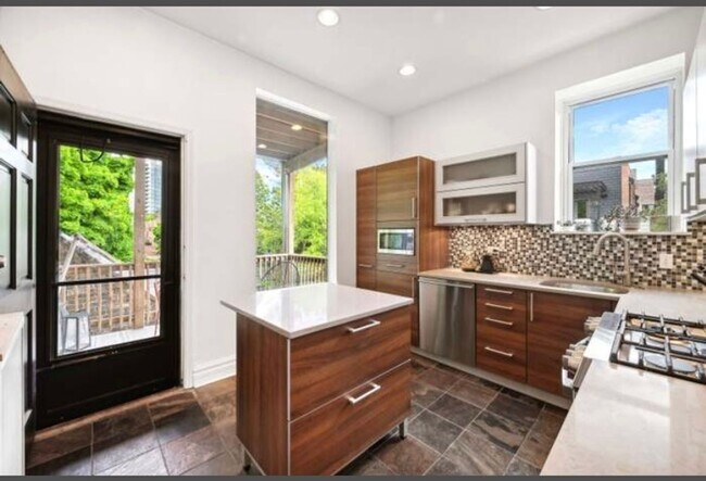 Building Photo - Spacious 3BR Condo in prime Lincoln Park l...