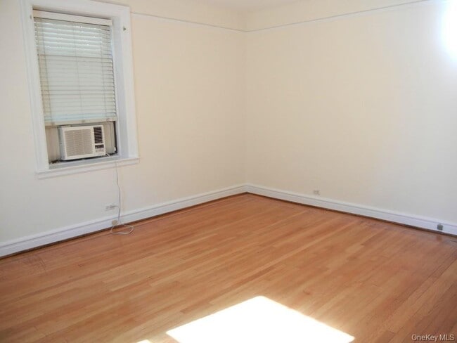 Building Photo - 14 N Chatsworth Ave