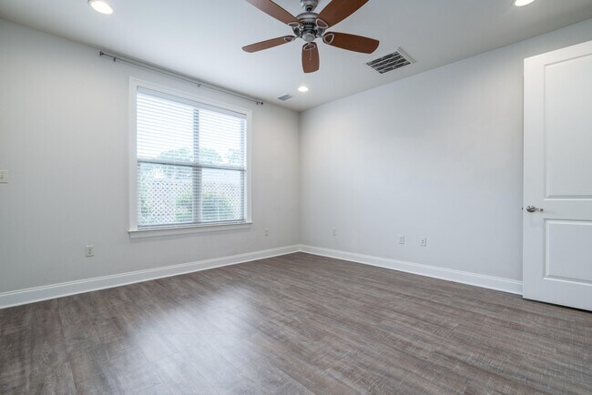 Building Photo - 718 Woods Dr