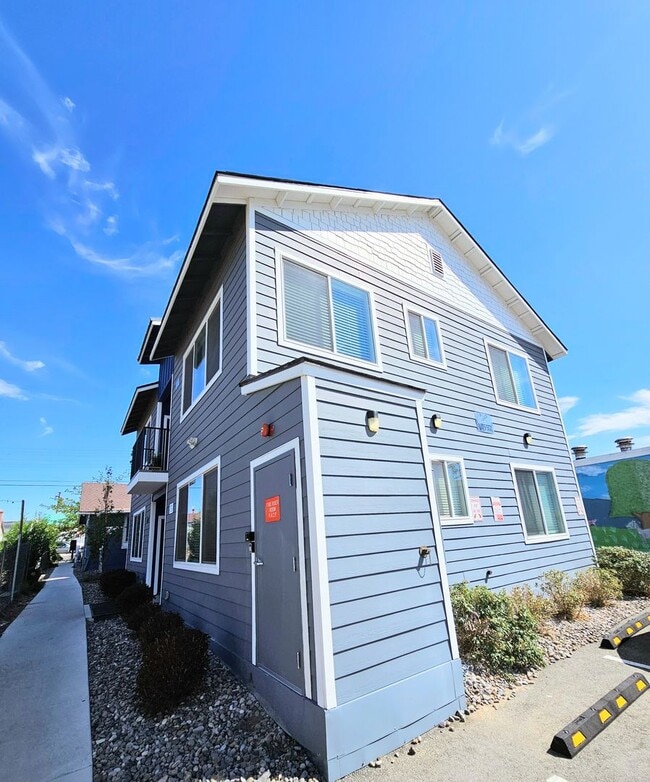 Building Photo - **Nearly new 1-Bedroom Midtown Apartment f...