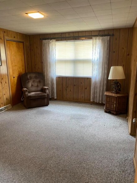 Building Photo - 206 Thompson Ave