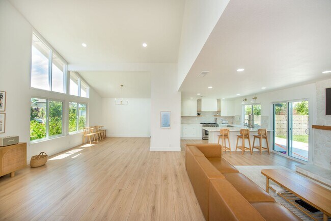 Building Photo - Remodeled South Huntington Beach Home