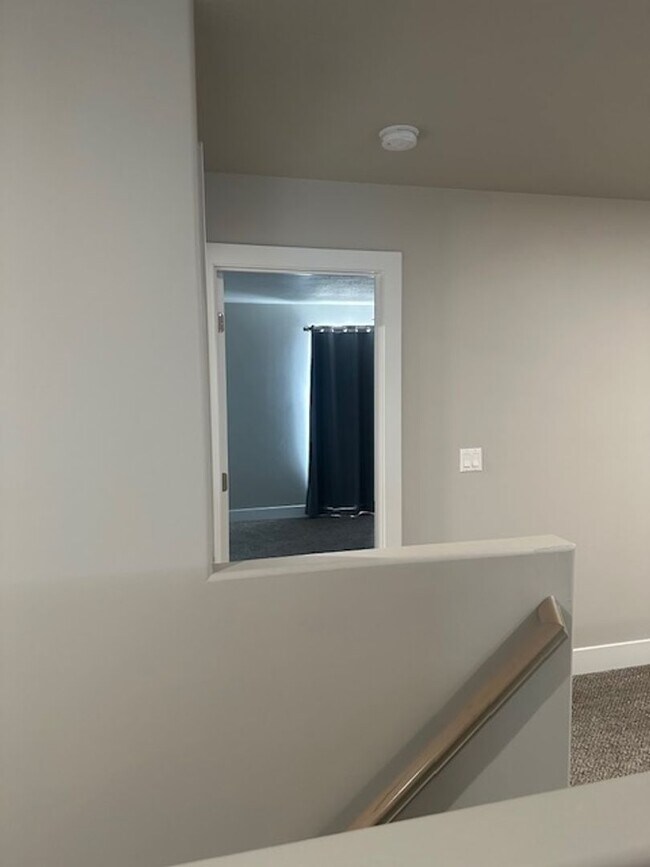 Building Photo - Amazing 3 bed, 2.5 bath with 2 car garage townhome!