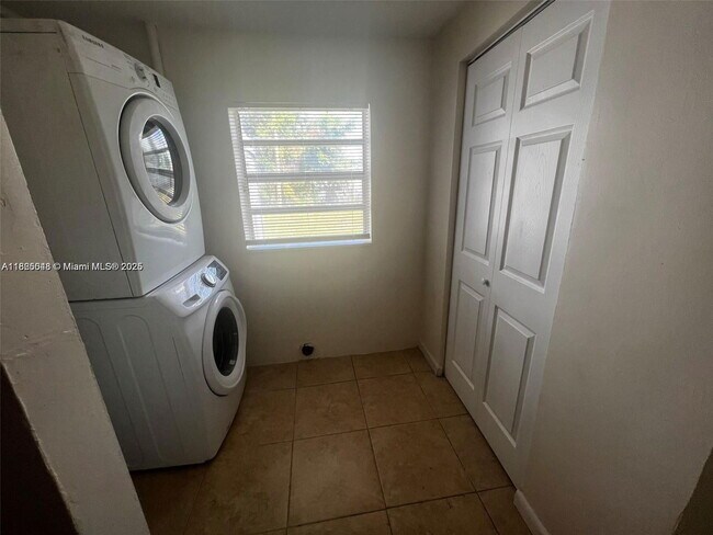 Building Photo - 3350 SW 37th St