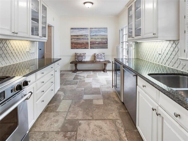 Building Photo - 1872 Wycliff Rd NW