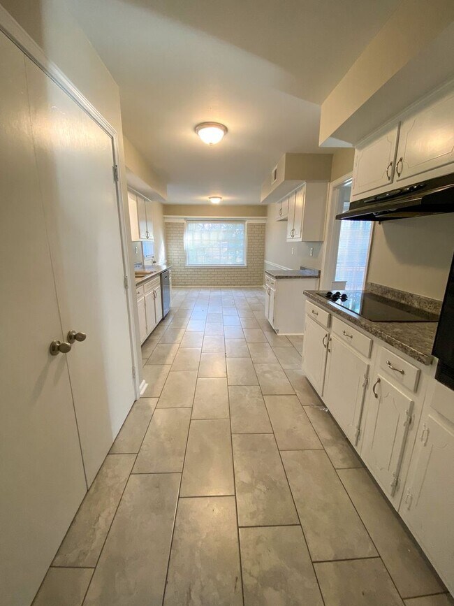 Building Photo - Charming 3 bedroom 2 bath home near Coving...