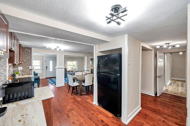Building Photo - Fully Furnished Pool Home | Flexible Lease...
