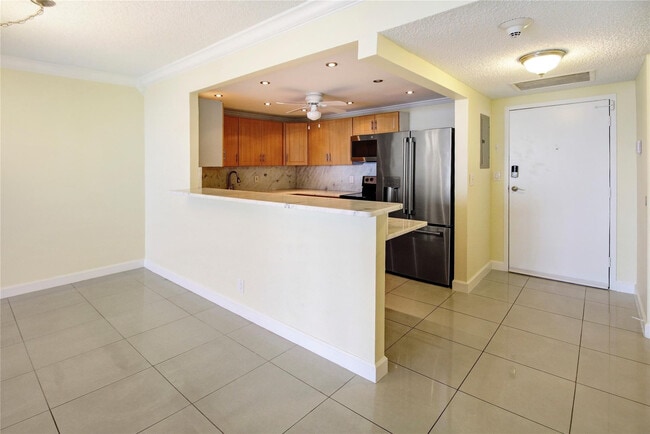 Building Photo - 2500 Parkview Dr
