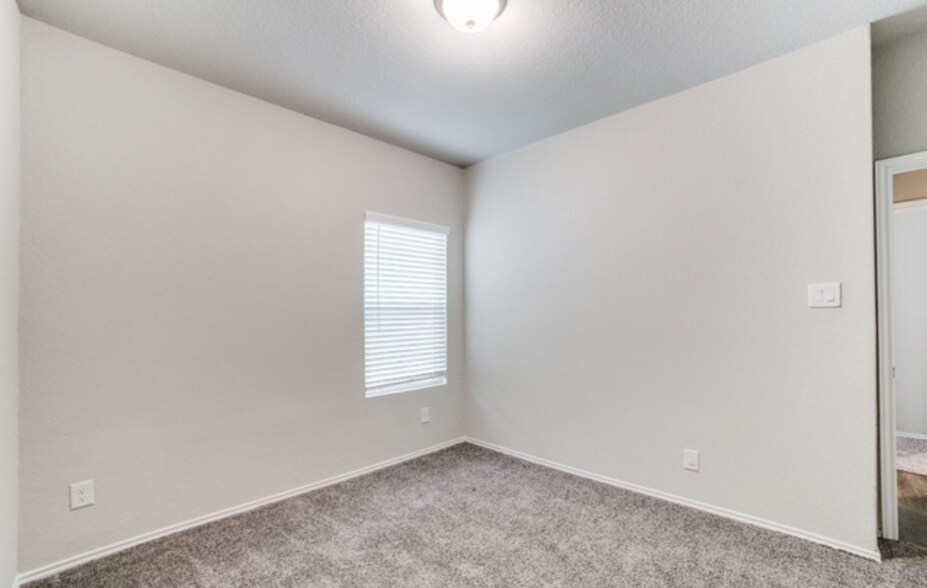 Building Photo - 12811 Lucas Ridge Dr