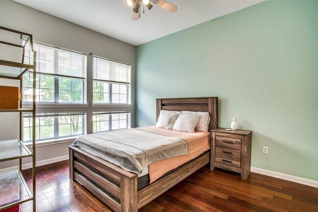 Building Photo - 3225 Turtle Creek Blvd Blvd