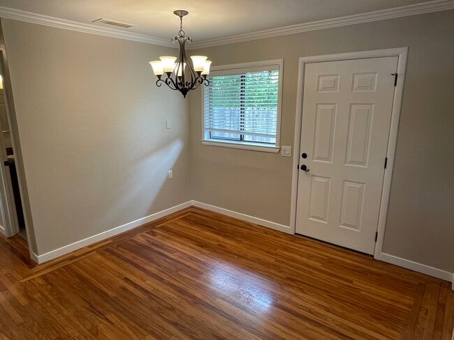 Dining Area - 1515 Redwood Ave