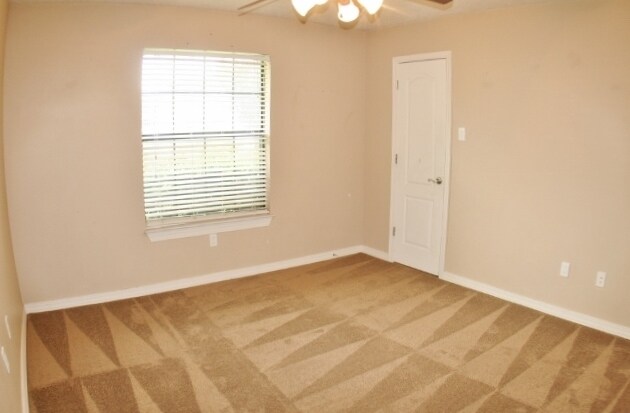 Building Photo - Wow 4 Big Bedrooms,  Pets Welcome, Great Location.