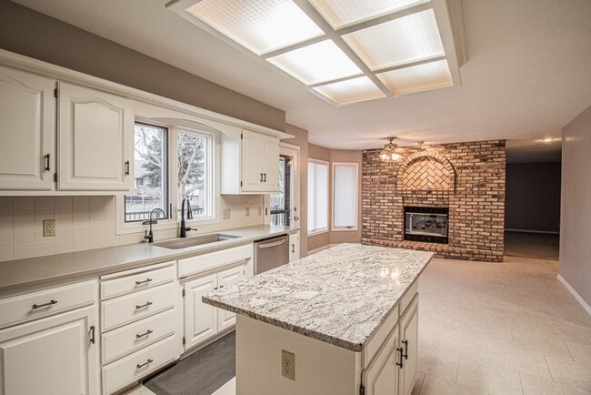 Building Photo - Stunning 4 Bedroom / 2.5 Bathroom Home | P...