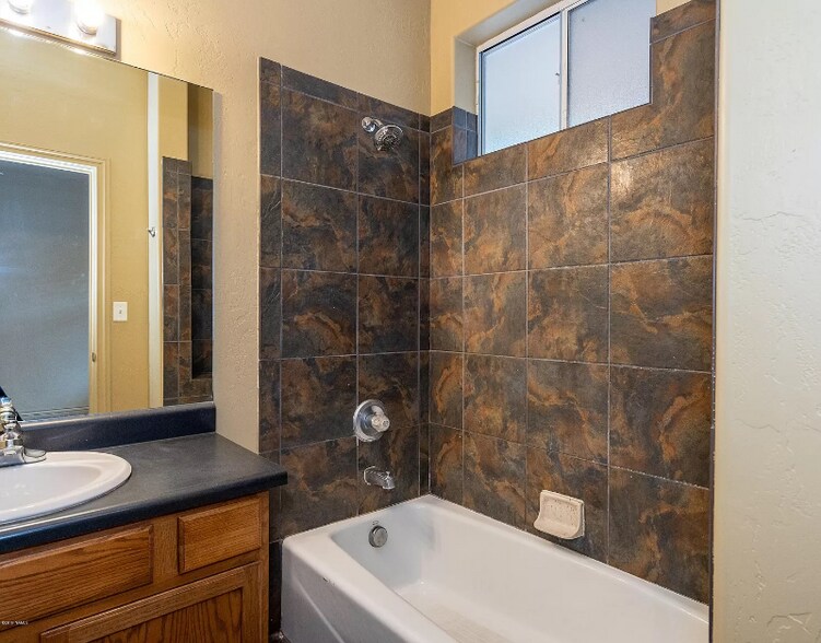 Building Photo - 1284 E Makayla Way