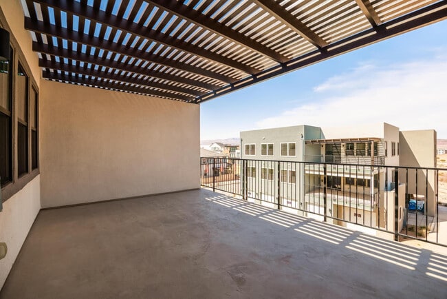 Building Photo - Desert Color Condo