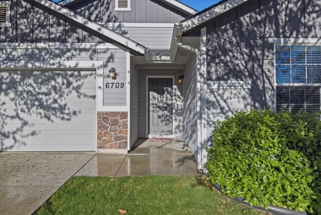 Building Photo - Single Level 3-bedroom 2-bathroom home in SW Boise