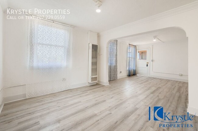 Building Photo - Spacious apartment with large patio