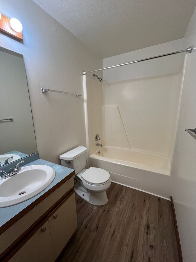 Building Photo - 515-C S Silverwood Lane