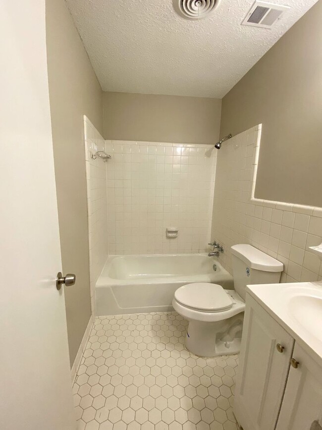 Building Photo - 3 bedroom 2 bathroom near Sycamore View an...