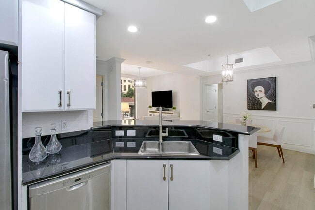 Building Photo - 801 S Olive Ave