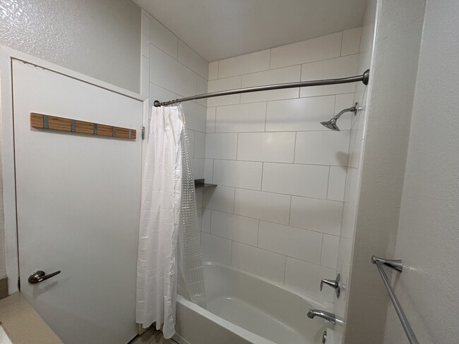 Building Photo - 57 Lakeshore Ct