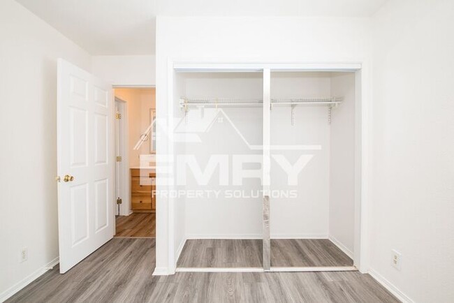 Building Photo - 2 Bed 1 Bath Apartment for Rent on Pickfor...