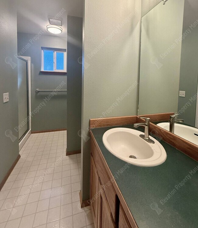 Building Photo - Single-Level Living in a Prime NE Bend Location