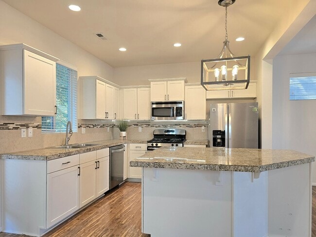 Building Photo - 4 Bedroom Home Available Now in Lake Stevens!