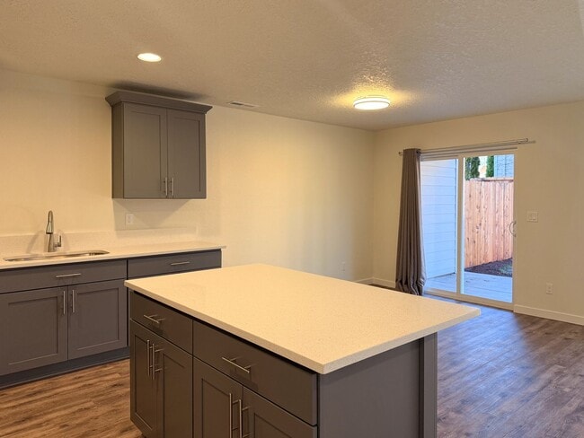 Building Photo - 505-507 NW Hillcrest Dr