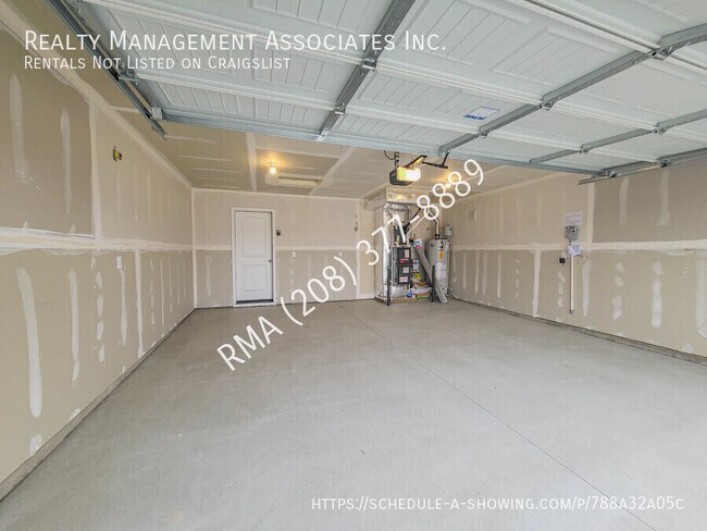 Building Photo - 7573 E Iroquois St