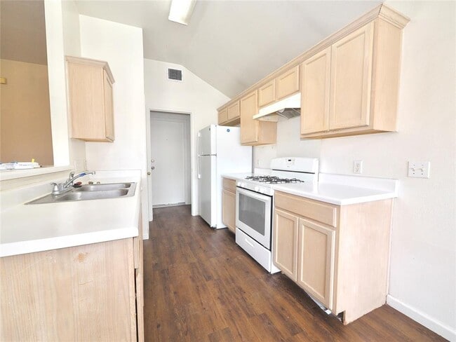 Building Photo - 321 Juniper Dr