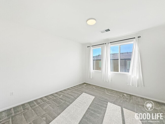 Building Photo - Luxury 3-Level 4BR Home | 1,696 Sq Ft | New Build San Diego Living