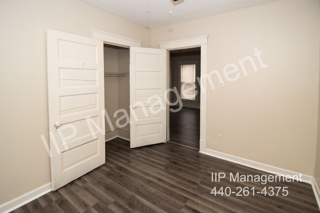 Building Photo - Charming and Spacious 2BR Upper Unit in Cl...