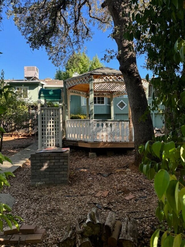 Building Photo - 3 Bedroom In Shasta View Neighborhood with...