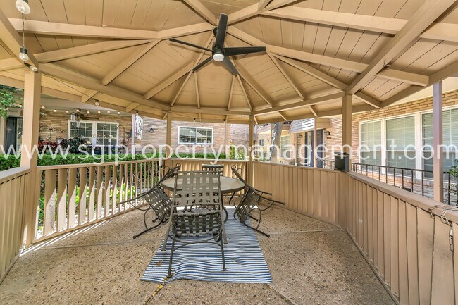 Building Photo - 7906 Royal Ln