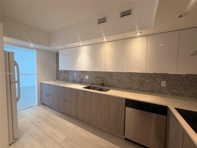 Building Photo - 4001 S Ocean Dr