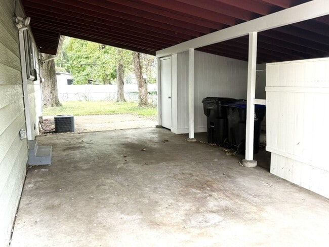 Building Photo - 810 Manresa Ln